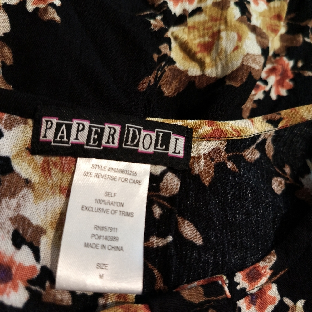 PaperDoll Sz M Black Floral Cold Shoulder Romper Shorts Bell Sleeve Lace Crochet - Picture 5 of 6